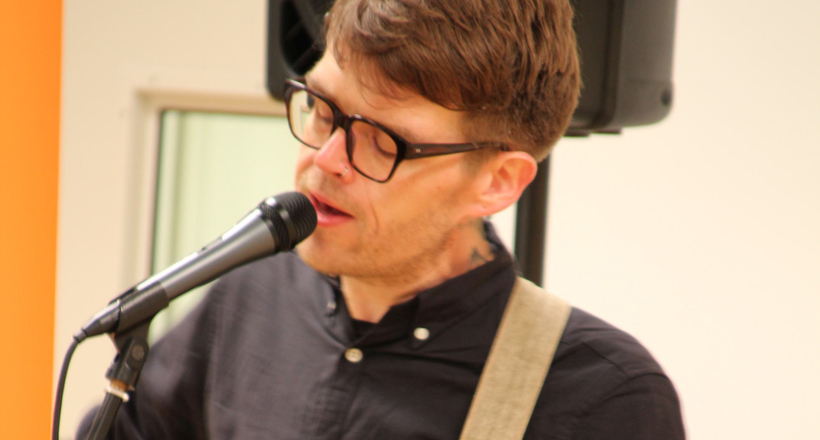 Nicholas Müller singt ins Mikrofon